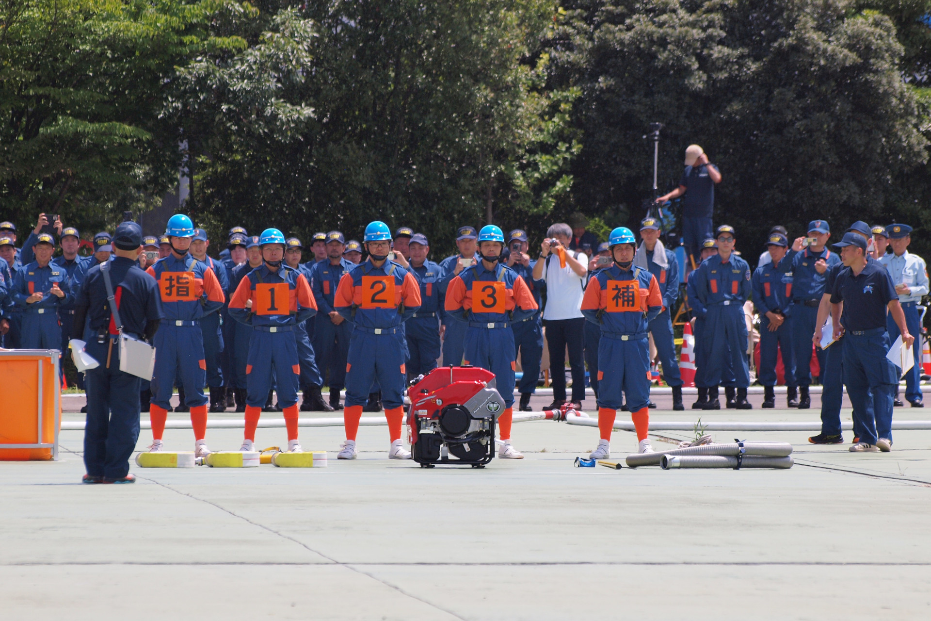 （写真）会場で、競技開始前に整列する選手の皆さん