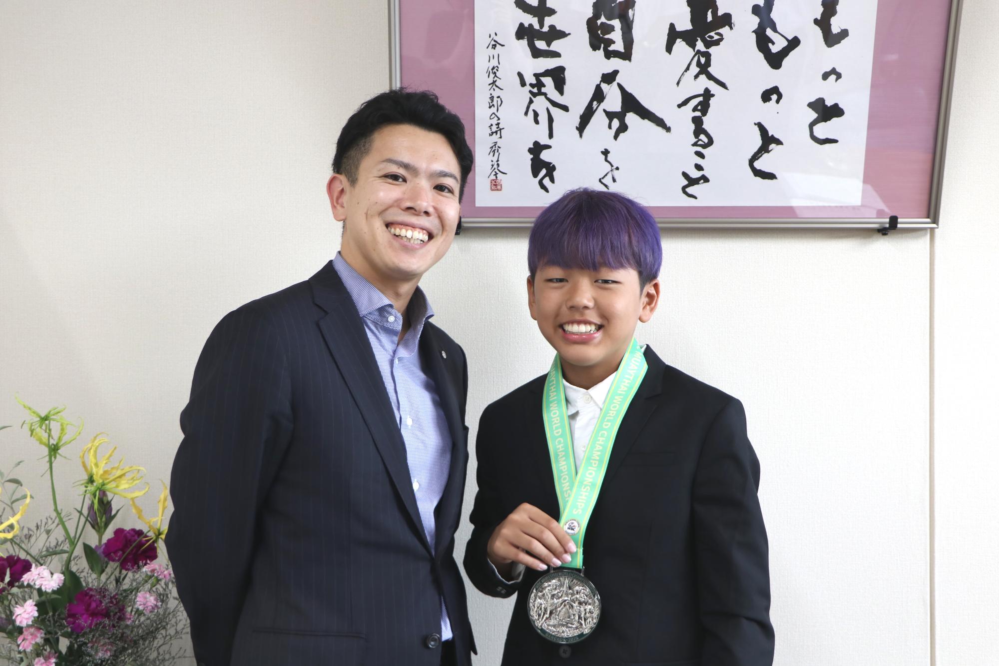 （画像）茅町長と銀メダルを持つ水田さん