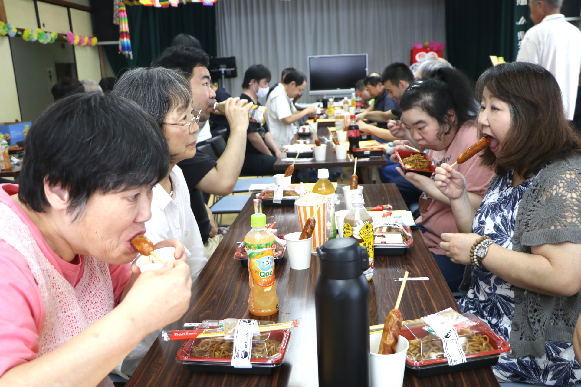 食事を楽しむ利用者の皆さん