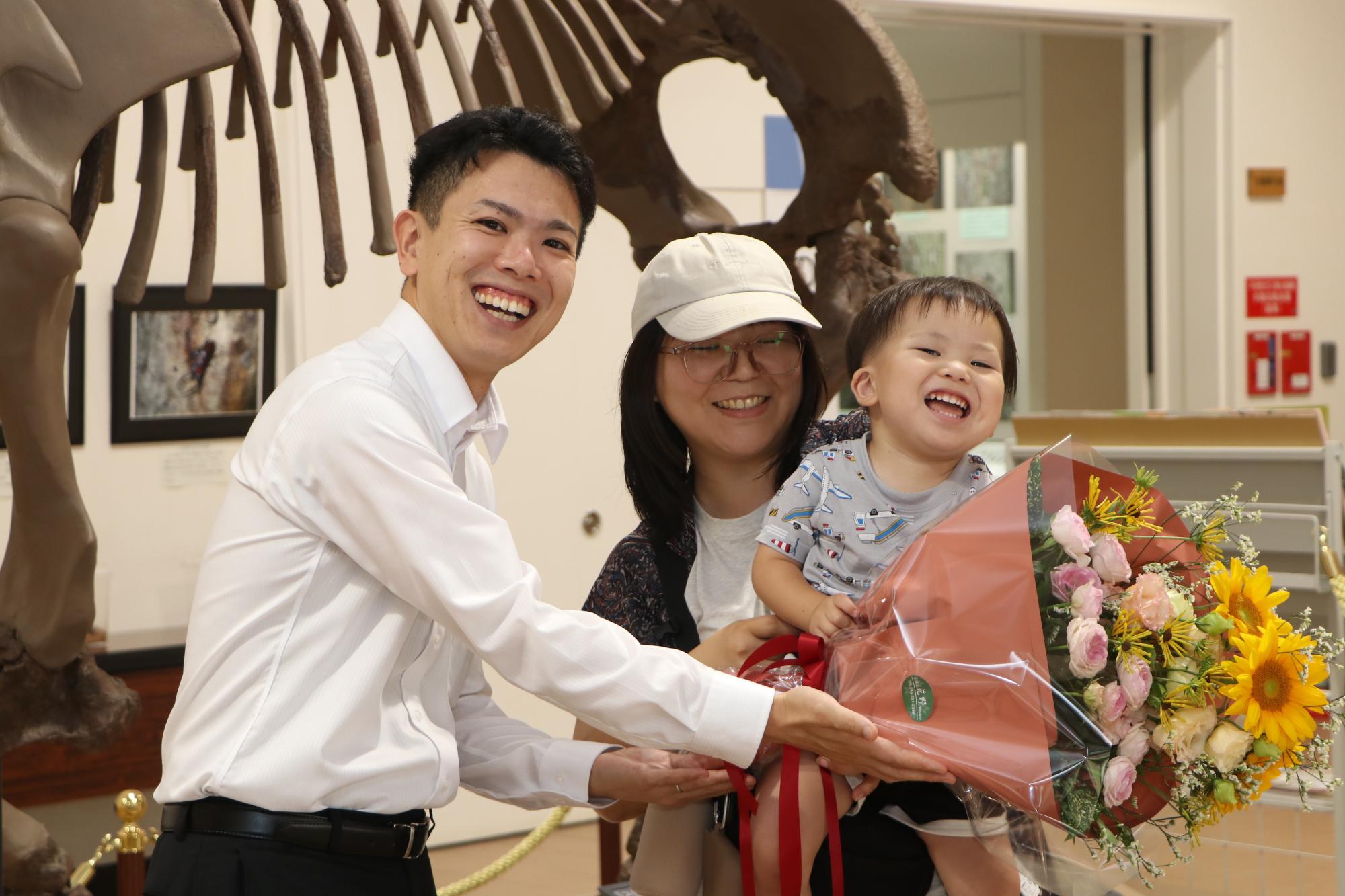 （写真）花束を渡す茅町長と受け取る瑞穂さん、幸杜さん