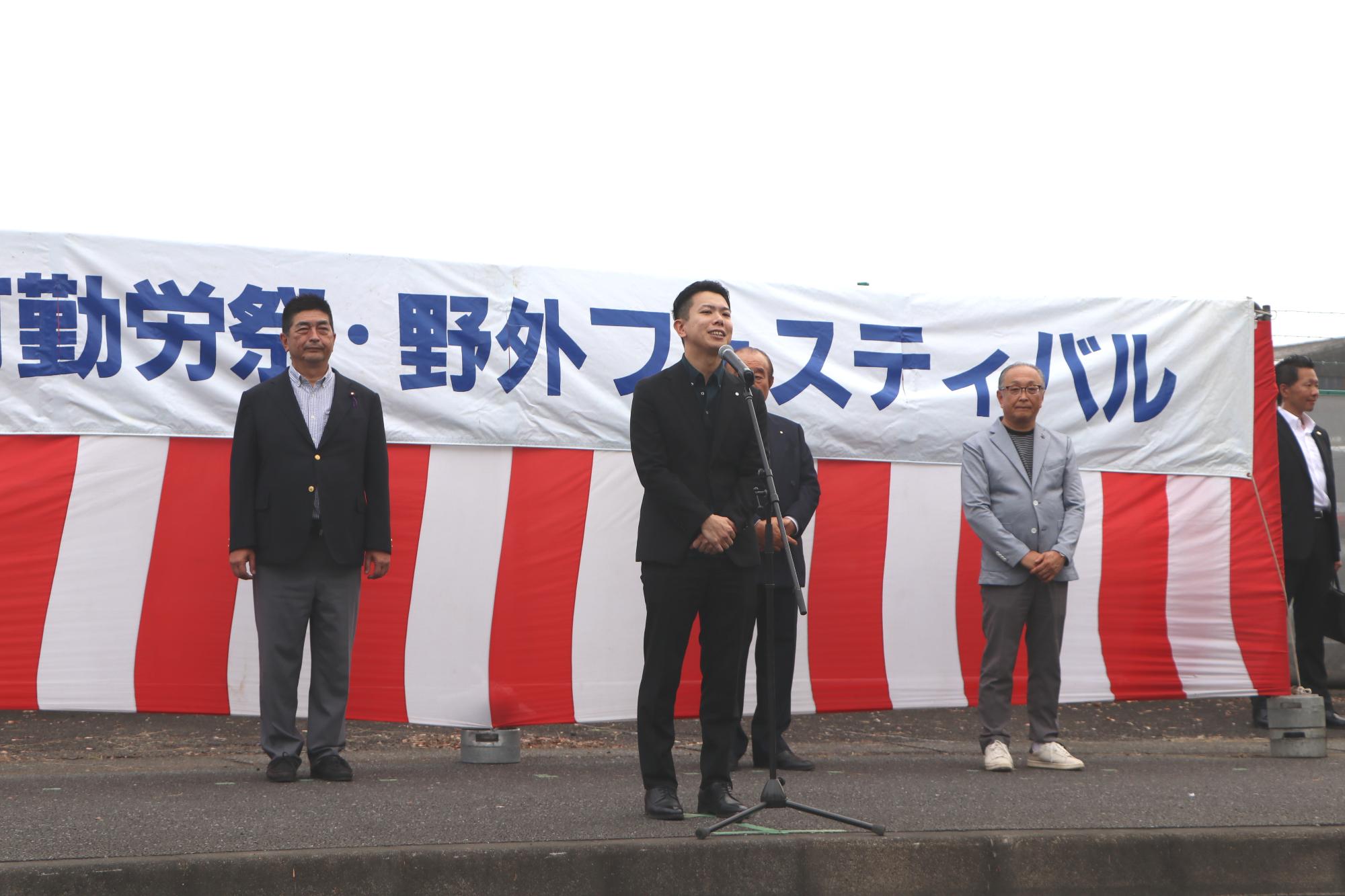 （写真）イベントステージに立ちあいさつをする茅町長