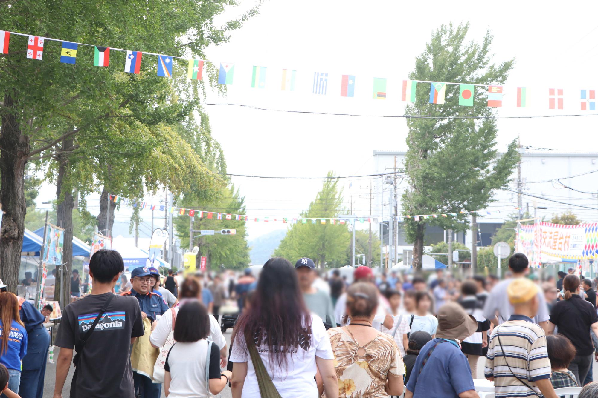 （写真）多くの来場者で賑わう会場の様子