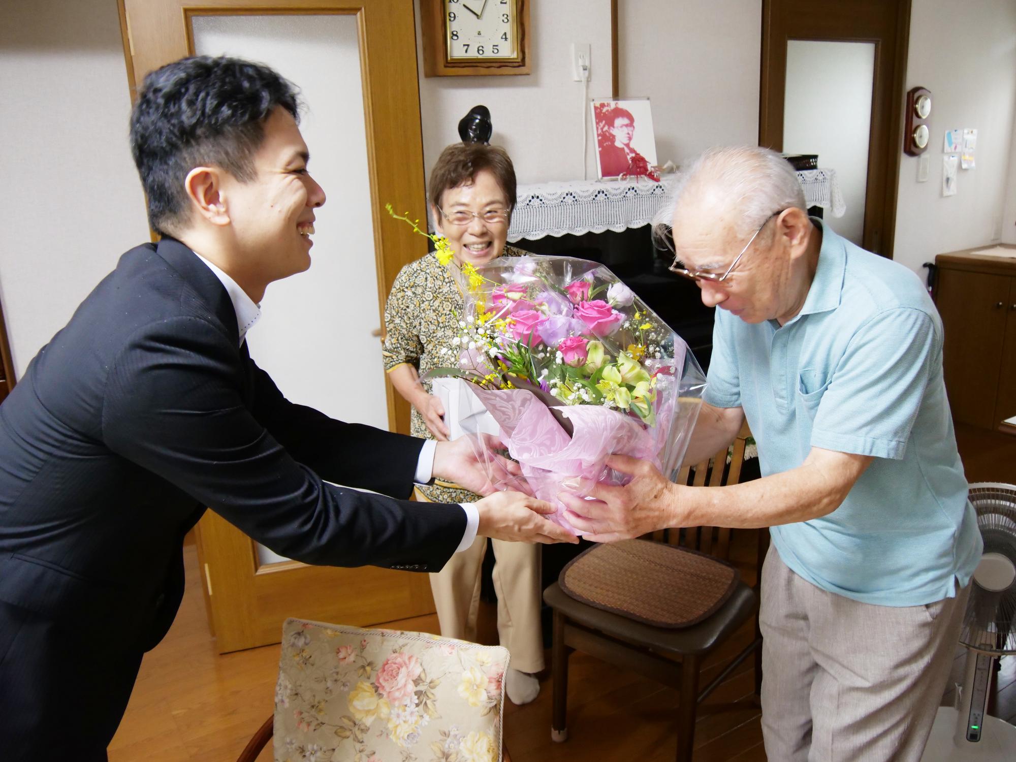 （画像）高良四男美さん・道子さん夫婦（結婚60年と四男美さん88歳の長寿のお祝い）