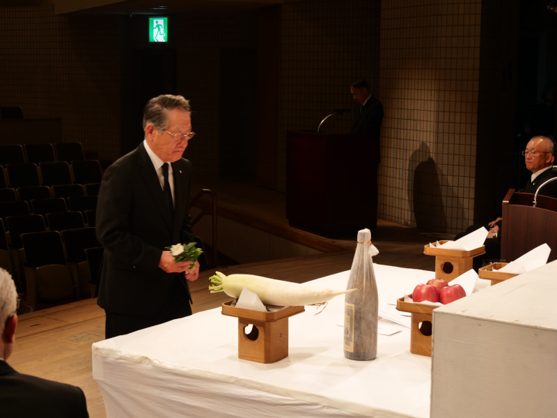 小野澤町長による献花