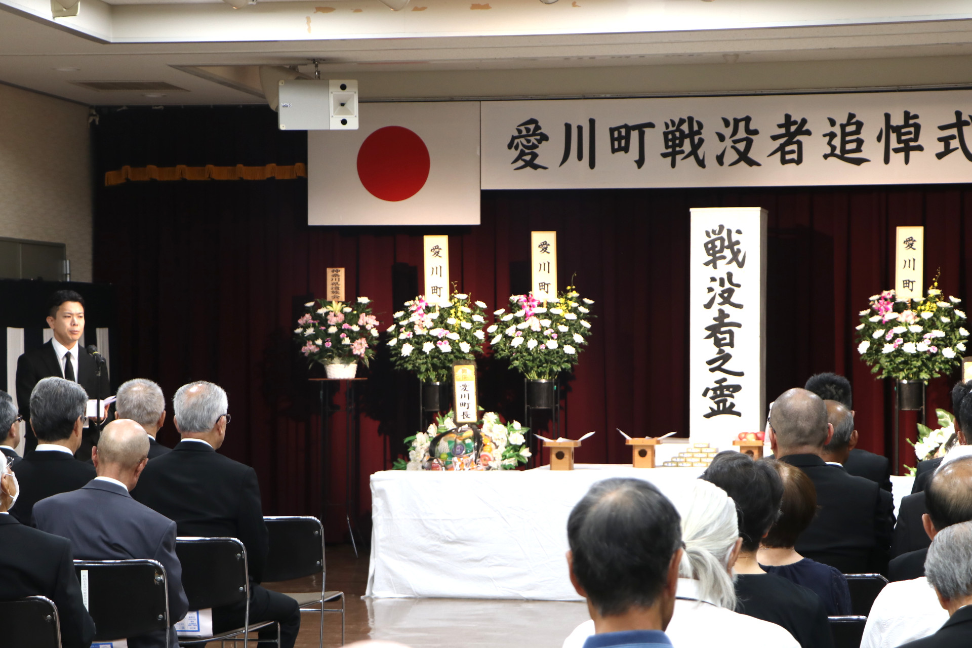 （写真）会場で式辞を述べる茅町長