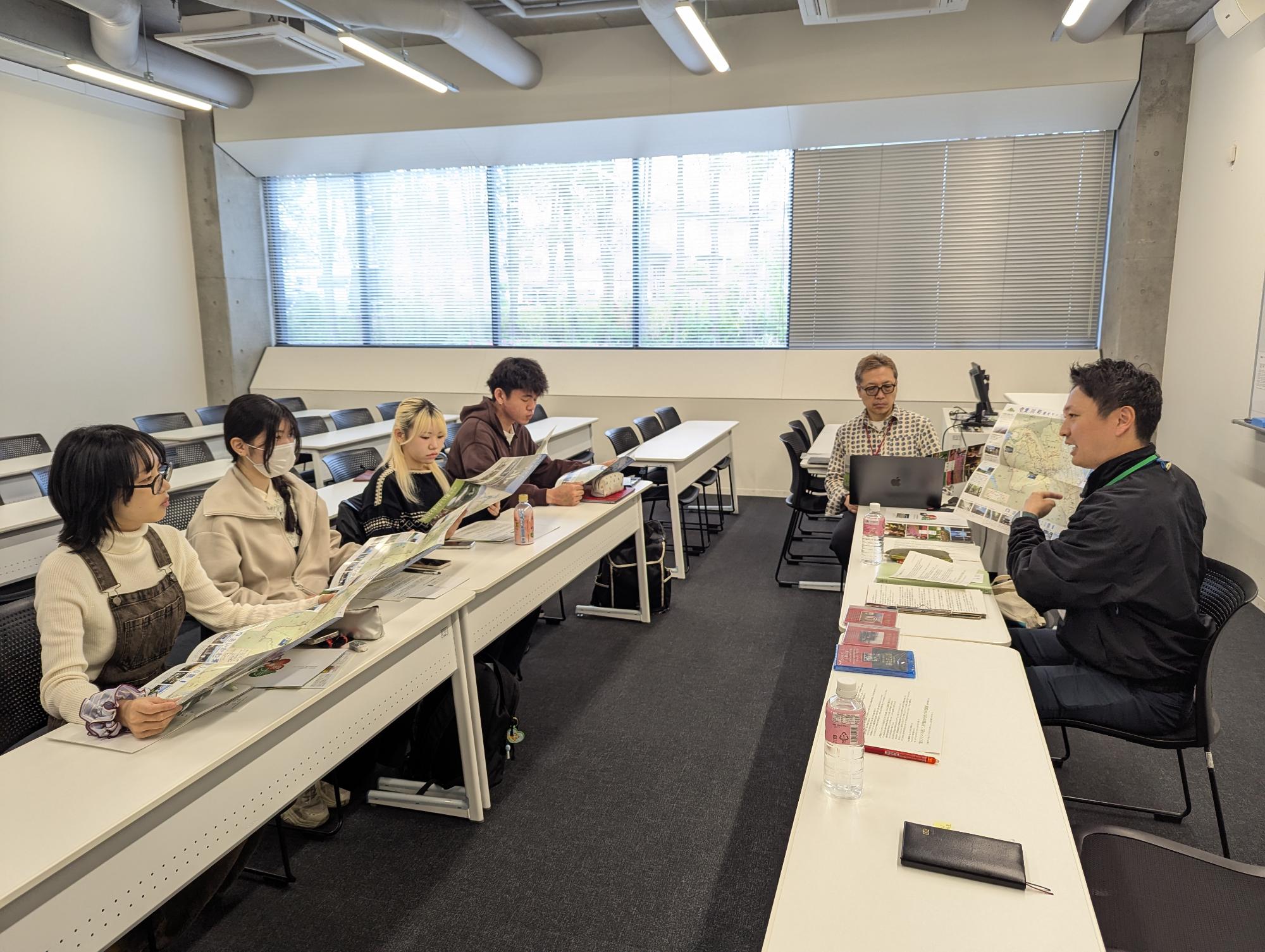 （画像）町職員からのオリエンテーションの様子