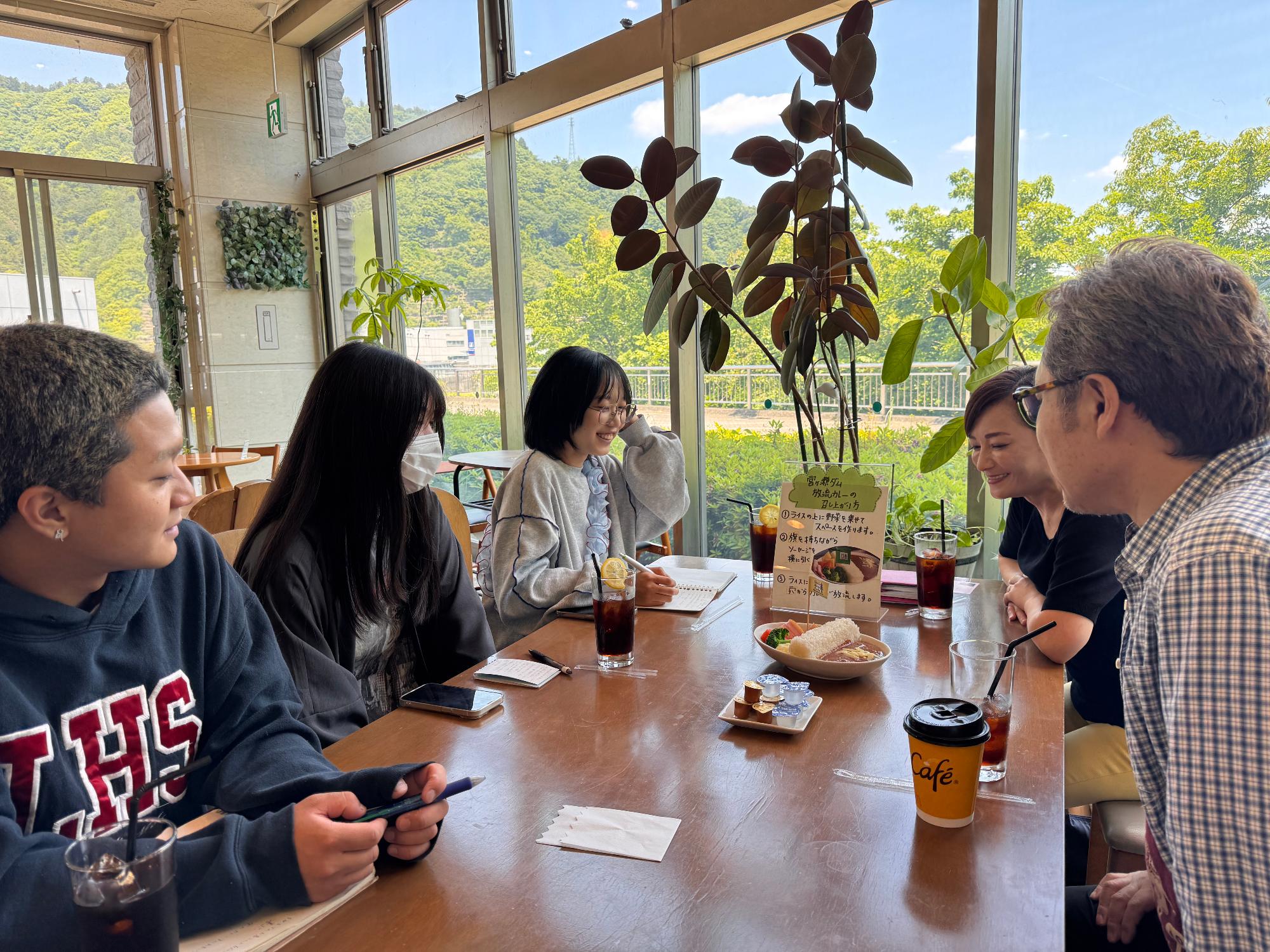 （画像）愛川ブランド認定事業者を訪問し、認定品の魅力などを取材する学生