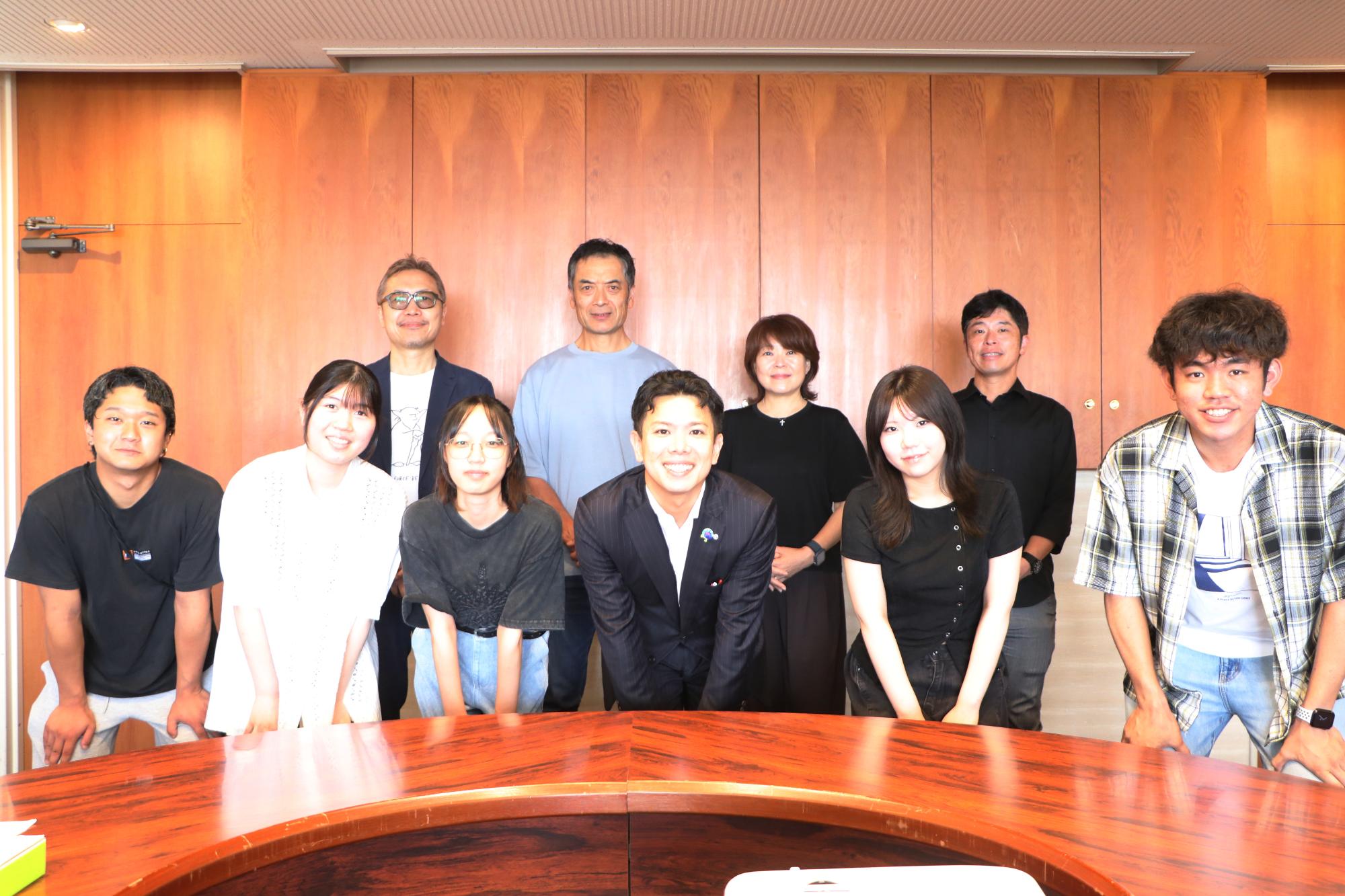 （画像）桜美林大学の山本特任講師と山本ゼミの学生の皆さん、愛川ブランド認定事業者の皆さん、茅町長との記念写真