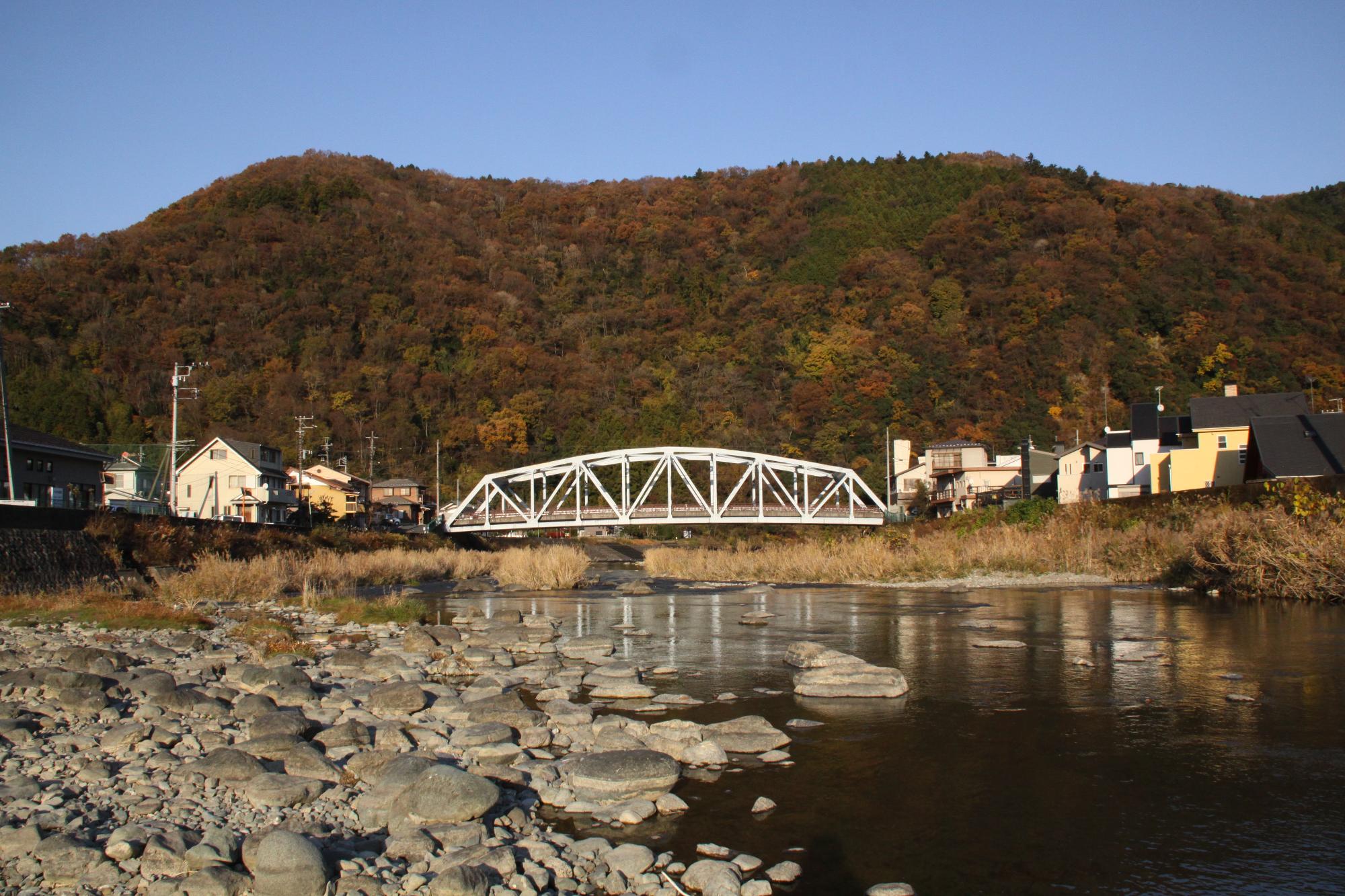 （写真）中津川と河原の風景、中央には日向橋