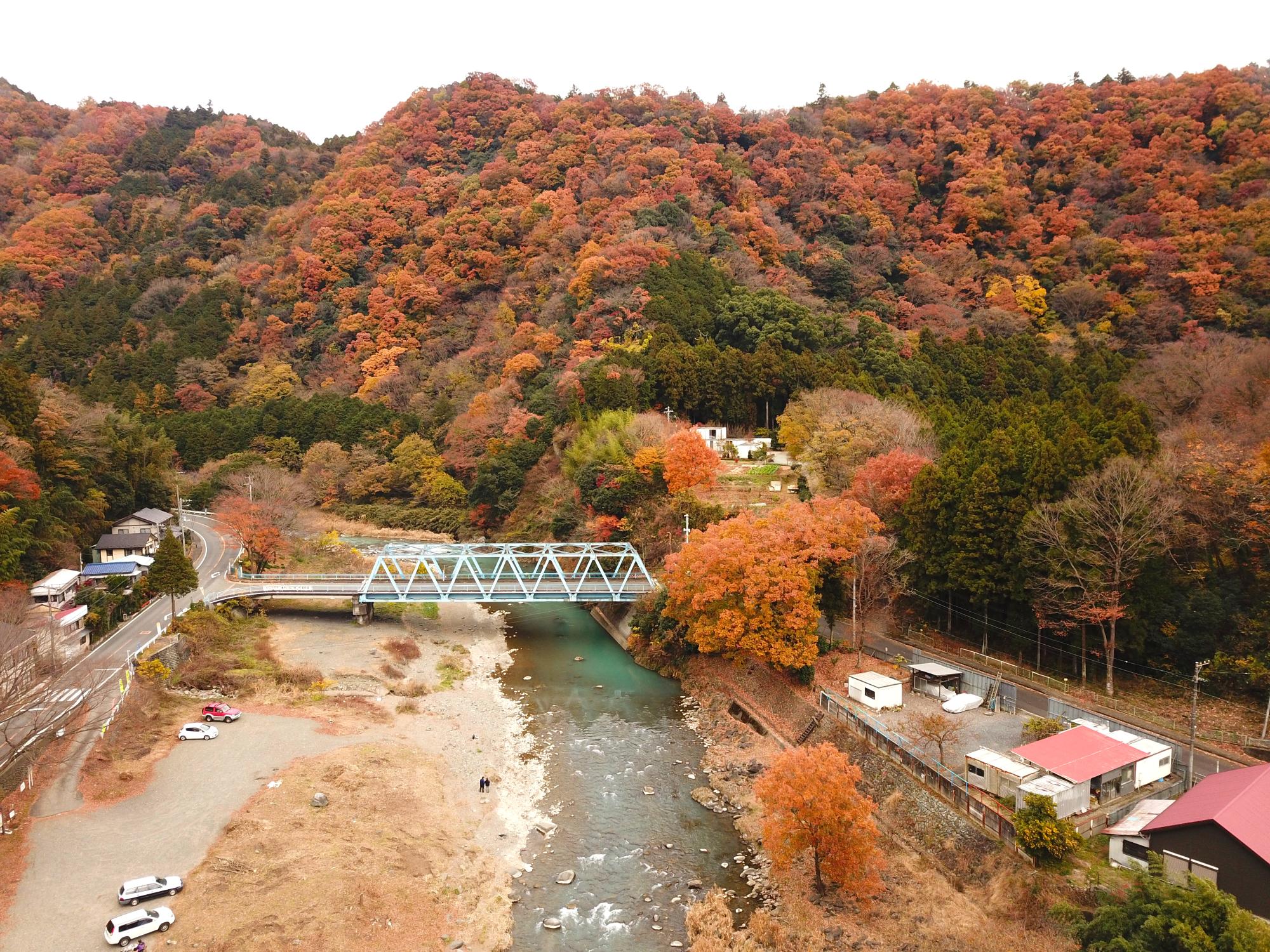 （写真）中津川と河原のドローン空撮、中央には愛川橋