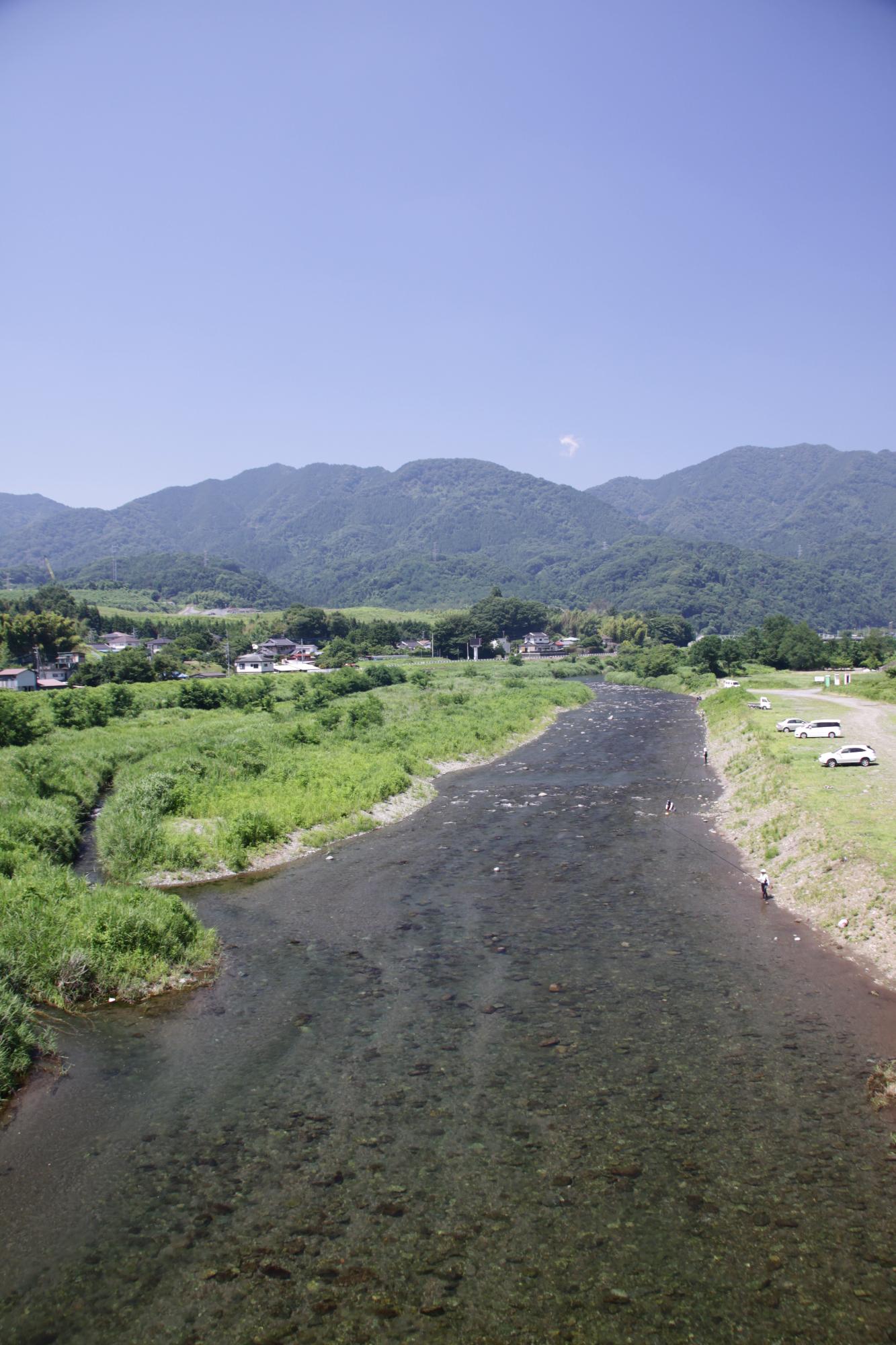 （写真）角田大橋から中津川の上流の風景