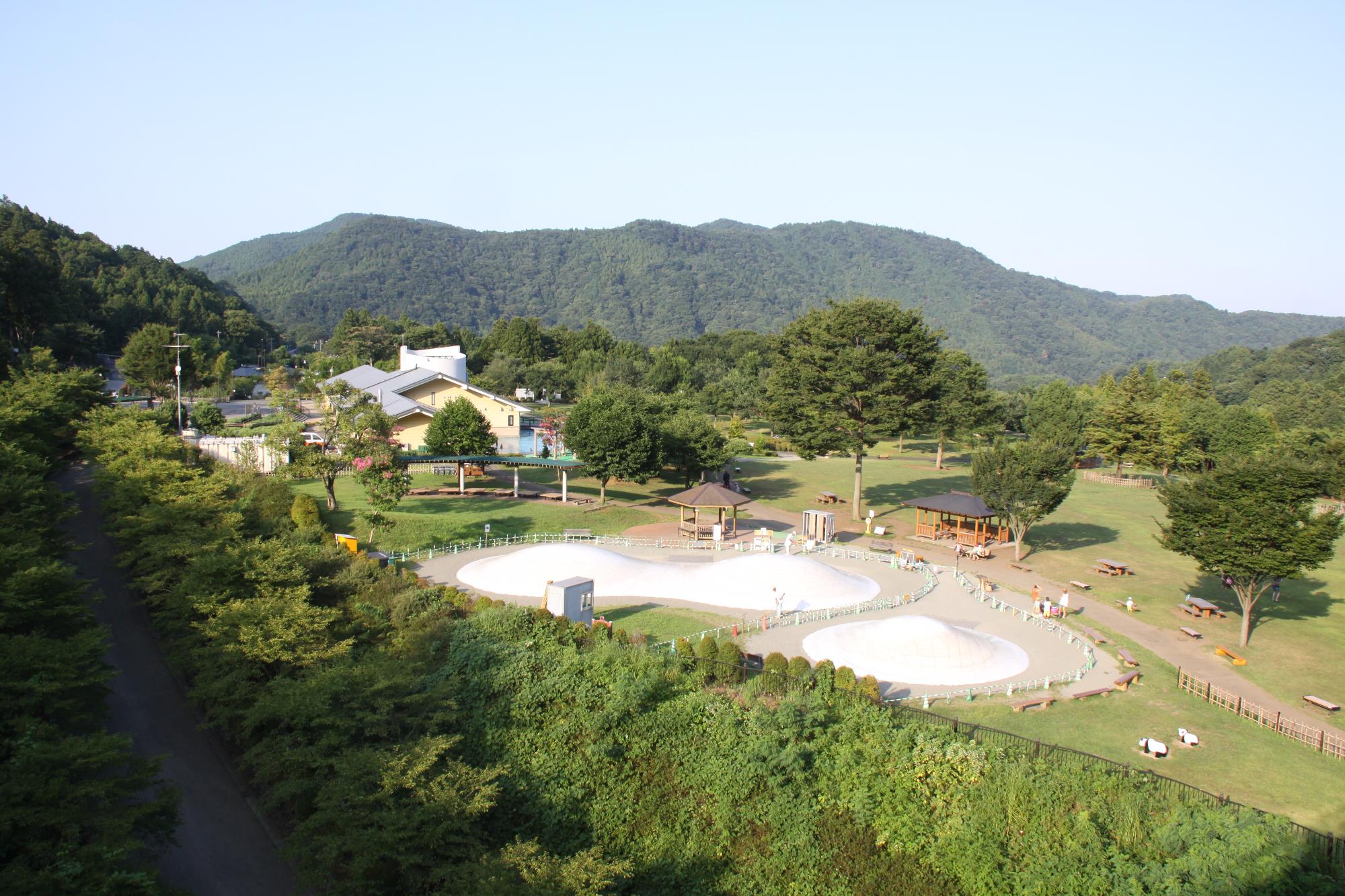 （写真）県立あいかわ公園の広場の鳥瞰写真