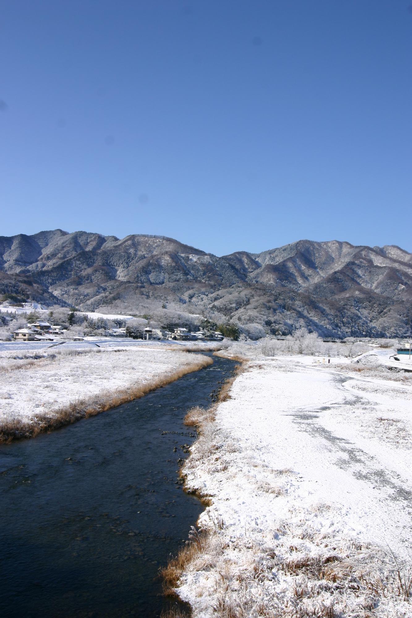（写真）角田大橋から上流を撮影、中津川の河原と背景の山々の雪景色